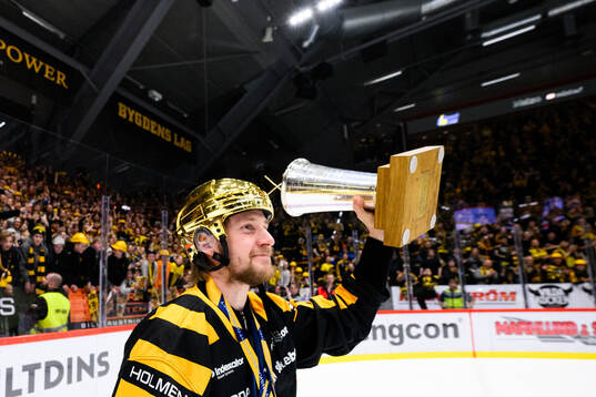 Skellefteås Jonathan Pudas jublar med pokalen