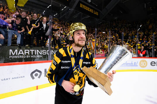 Skellefteås Jonathan Pudas jublar med pokalen