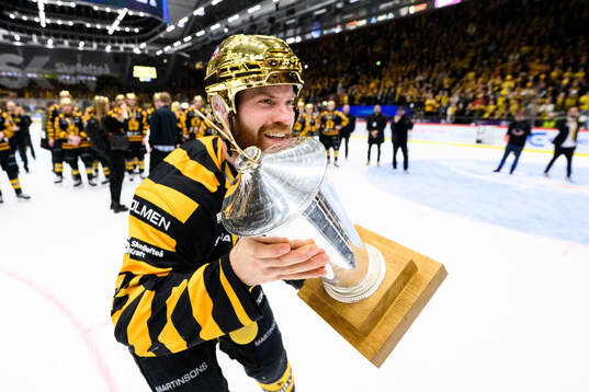 Skellefteås Oscar Lindberg jublar med pokalen