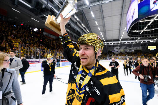Skellefteås Pär Lindholm jublar med pokalen