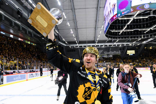 Skellefteås Pär Lindholm jublar med pokalen