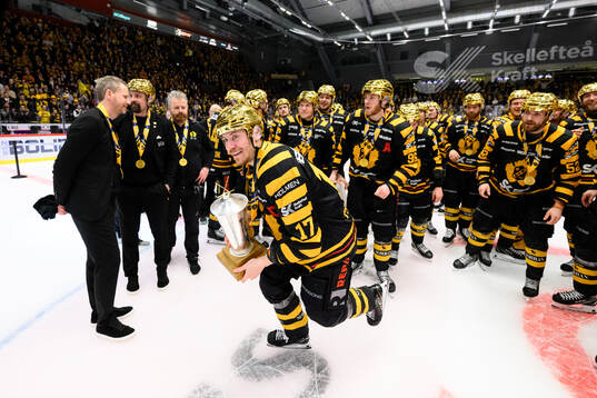 Skellefteås Pär Lindholm jublar med pokalen
