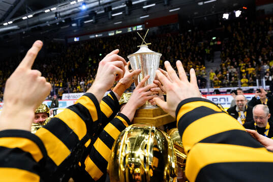 Skellefteås spelare jublar med pokalen