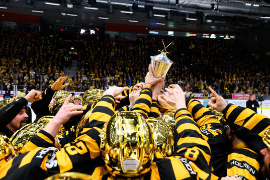 Skellefteås spelare jublar med pokalen