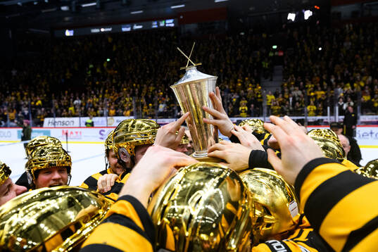 Skellefteås spelare jublar med pokalen