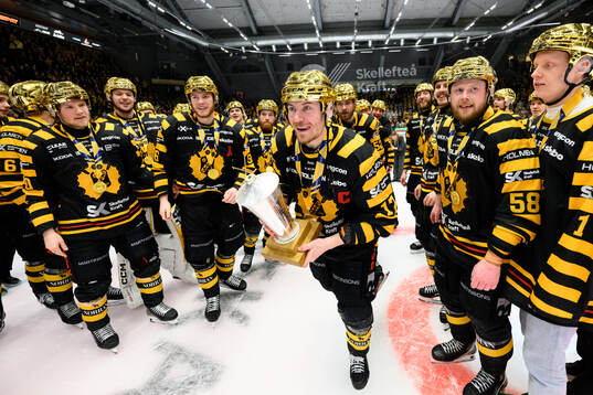 Skellefteås Pär Lindholm jublar med pokalen
