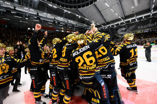 Skellefteås spelare jublar med pokalen