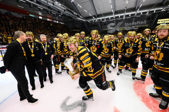 Skellefteås Pär Lindholm jublar med pokalen