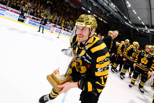 Skellefteås Pär Lindholm jublar med pokalen
