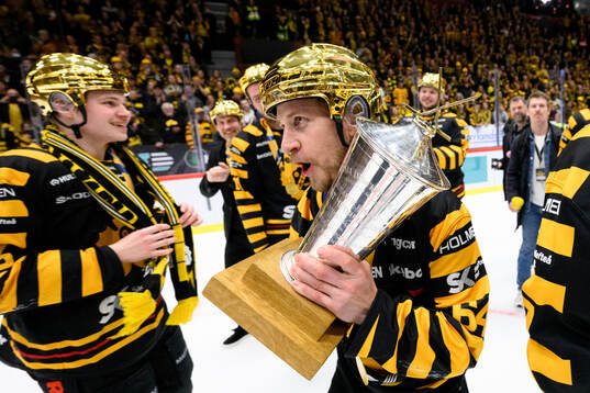 Skellefteås Jonathan Pudas jublar med pokalen