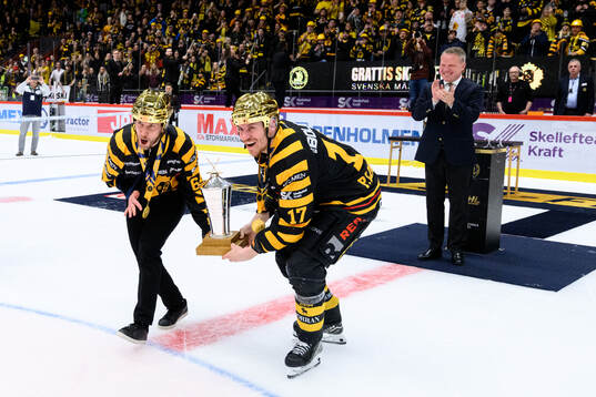 Skellefteås Jonathan Pudas och Pär Lindholm jublar med