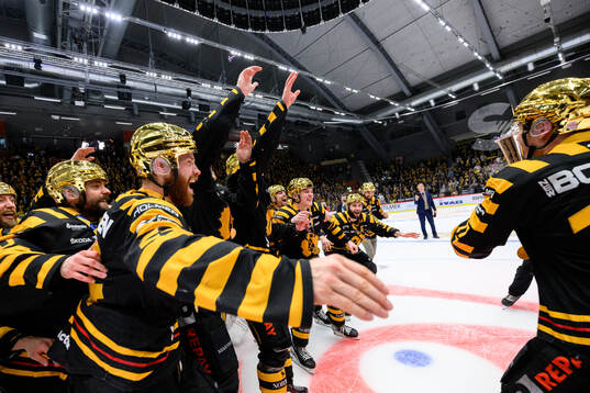 Skellefteås spelare jublar med pokalen