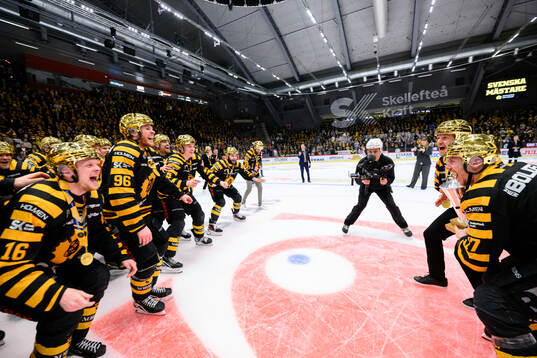 Skellefteås spelare jublar med pokalen