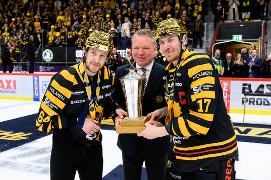 Skellefteås Jonathan Pudas och Pär Lindholm jublar med