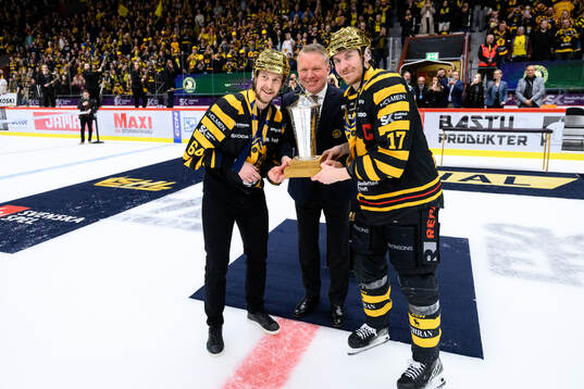 Skellefteås Jonathan Pudas och Pär Lindholm jublar med