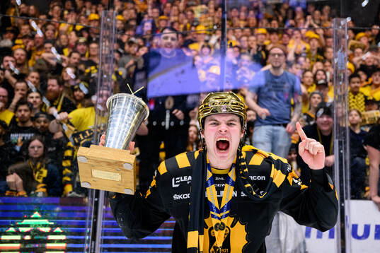 Skellefteås Axel Sandin Pellikka jublar med pokalen