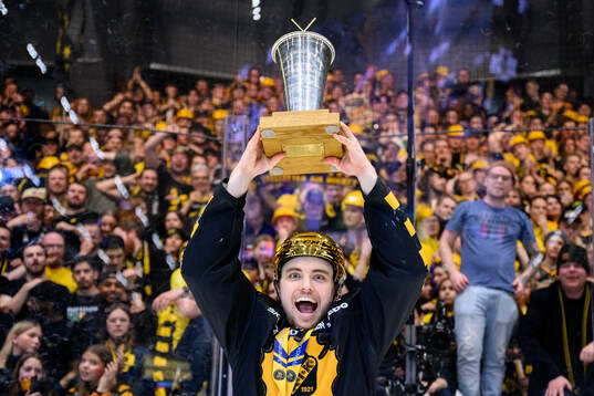 Skellefteås Elias Stenman jublar med pokalen