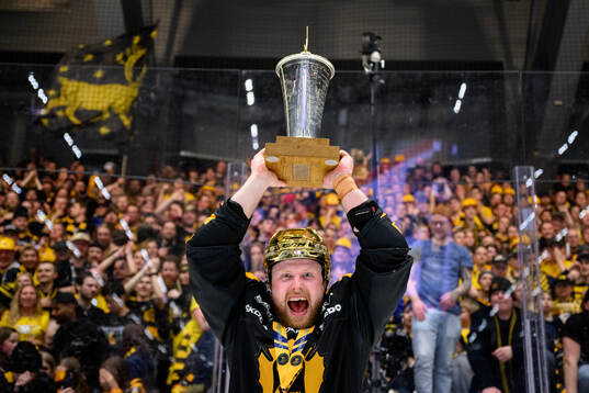 Skellefteås Oskar Nilsson jublar med pokalen