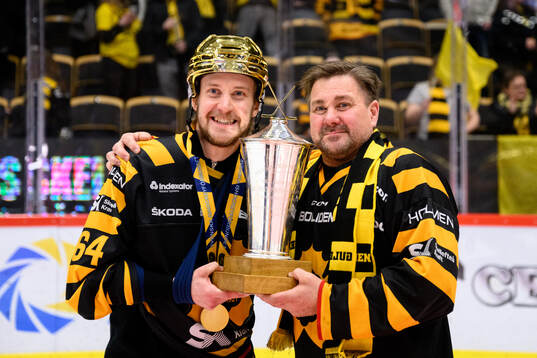 Skellefteås Jonathan Pudas jublar med pokalen