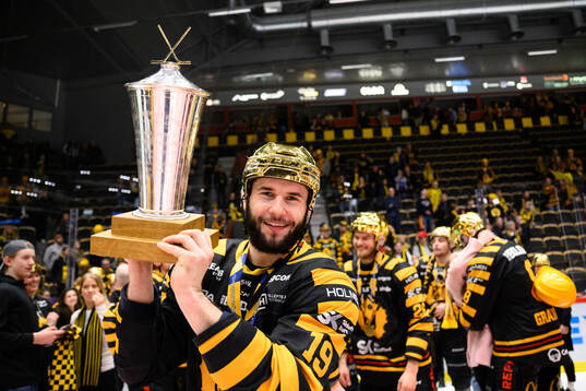 Skellefteås Martins Dzierkals jublar med pokalen