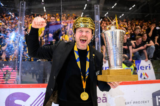 Skellefteås tränare Robert Ohlsson jublar med pokalen