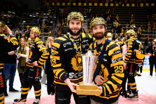 Skellefteås Martins Dzierkals och Dylan Sikura jublar med