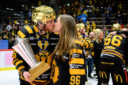 Skellefteås Rickard Hugg jublar med pokalen