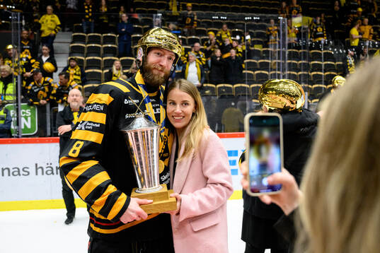 Skellefteås Petter Granberg jublar med pokalen