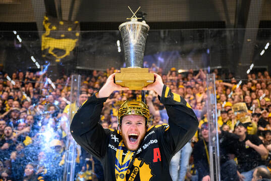 Skellefteås Rickard Hugg jublar med pokalen