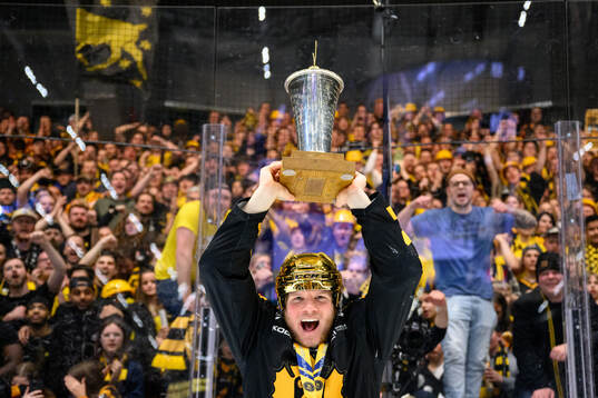 Skellefteås Anton Heikkinen jublar med pokalen