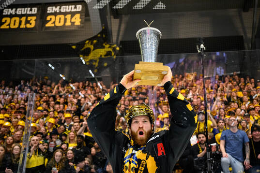 Skellefteås Oscar Lindberg jublar med pokalen