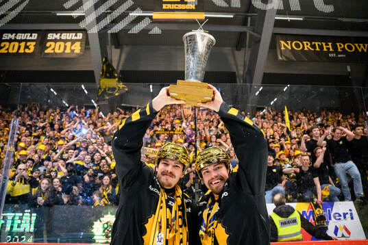 Skellefteås Jonathan Johnson och Andreas Johnson jublar