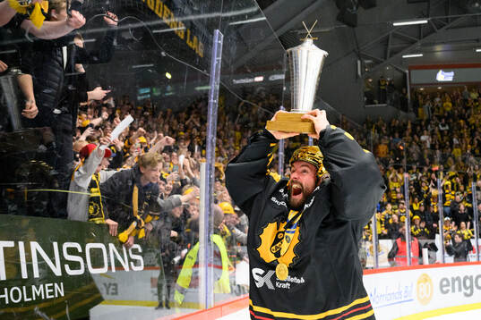 Skellefteås målvakt Gustaf Lindvall jublar med pokalen