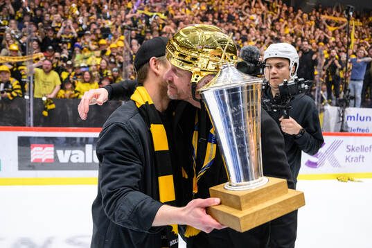 Skellefteås Oscar Möller och tränare Robert Ohlsson