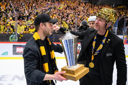 Skellefteås Oscar Möller och tränare Robert Ohlsson