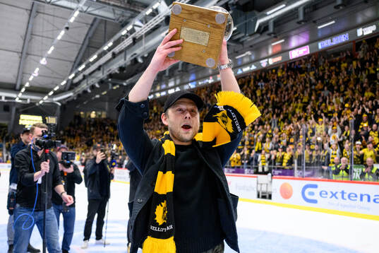 Skellefteås Oscar Möller jublar med pokalen