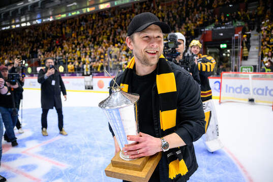 Skellefteås Oscar Möller jublar med pokalen