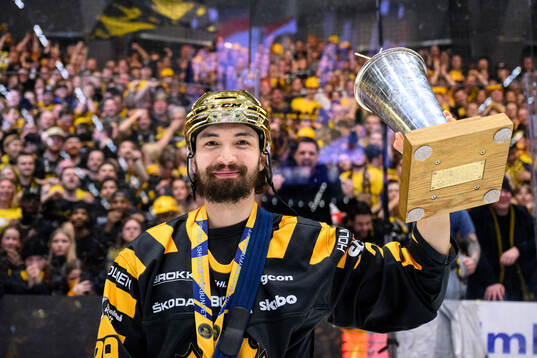 Skellefteås Dylan Sikura jublar med pokalen