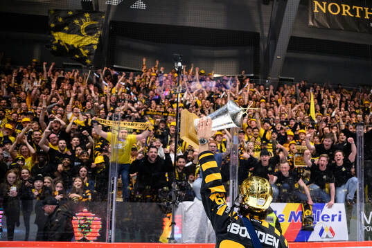 Skellefteås Dylan Sikura jublar med pokalen