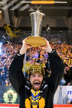 Skellefteås Andreas Johnson jublar med pokalen