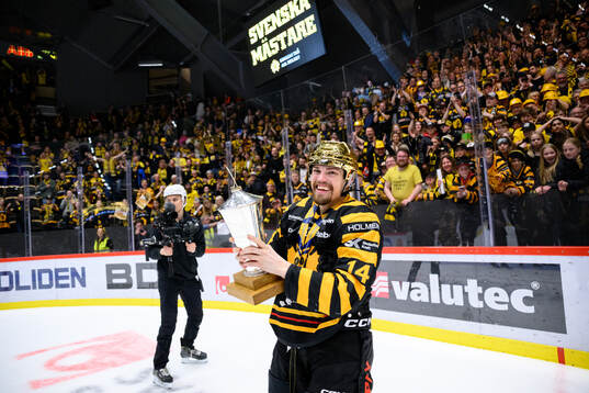 Skellefteås Andreas Johnson jublar med pokalen