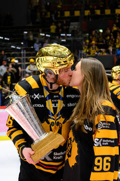 Skellefteås Rickard Hugg jublar med pokalen