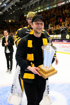 Skellefteås Oscar Möller jublar med pokalen