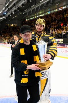 Skellefteås Oscar Möller jublar med pokalen