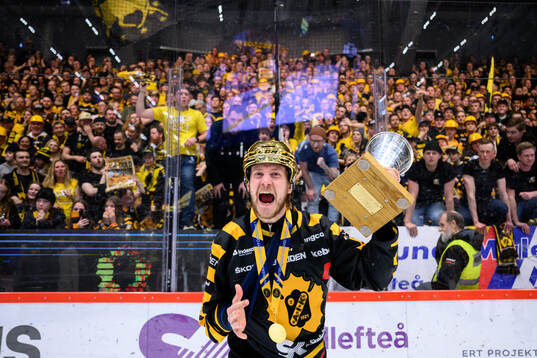 Skellefteås Jonathan Pudas jublar med pokalen