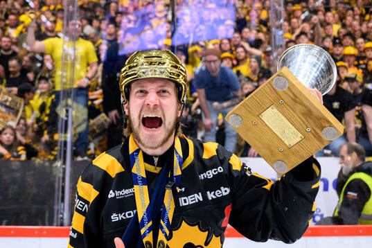 Skellefteås Jonathan Pudas jublar med pokalen
