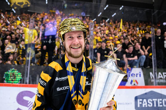 Skellefteås Jonathan Pudas jublar med pokalen