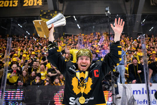 Skellefteås Pär Lindholm jublar med pokalen