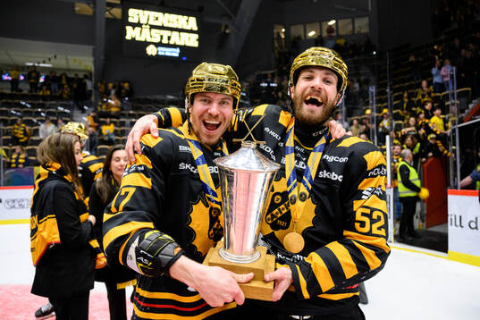 Skellefteås Pär Lindholm och Arvid Lundberg jublar med