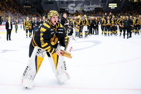 Skellefteås målvakt Linus Söderström jublar med pokalen